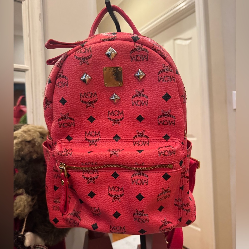 MCM - Red Leather Backpack - EUC - NO MAJOR CALL OUTS Clean
Beautiful Backpack